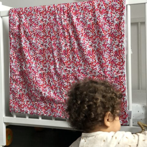 Couverture doudou Liberty Mitsi valeria rouge Petite fouine - Créations  textiles pour les enfants, les adultes et la décoration