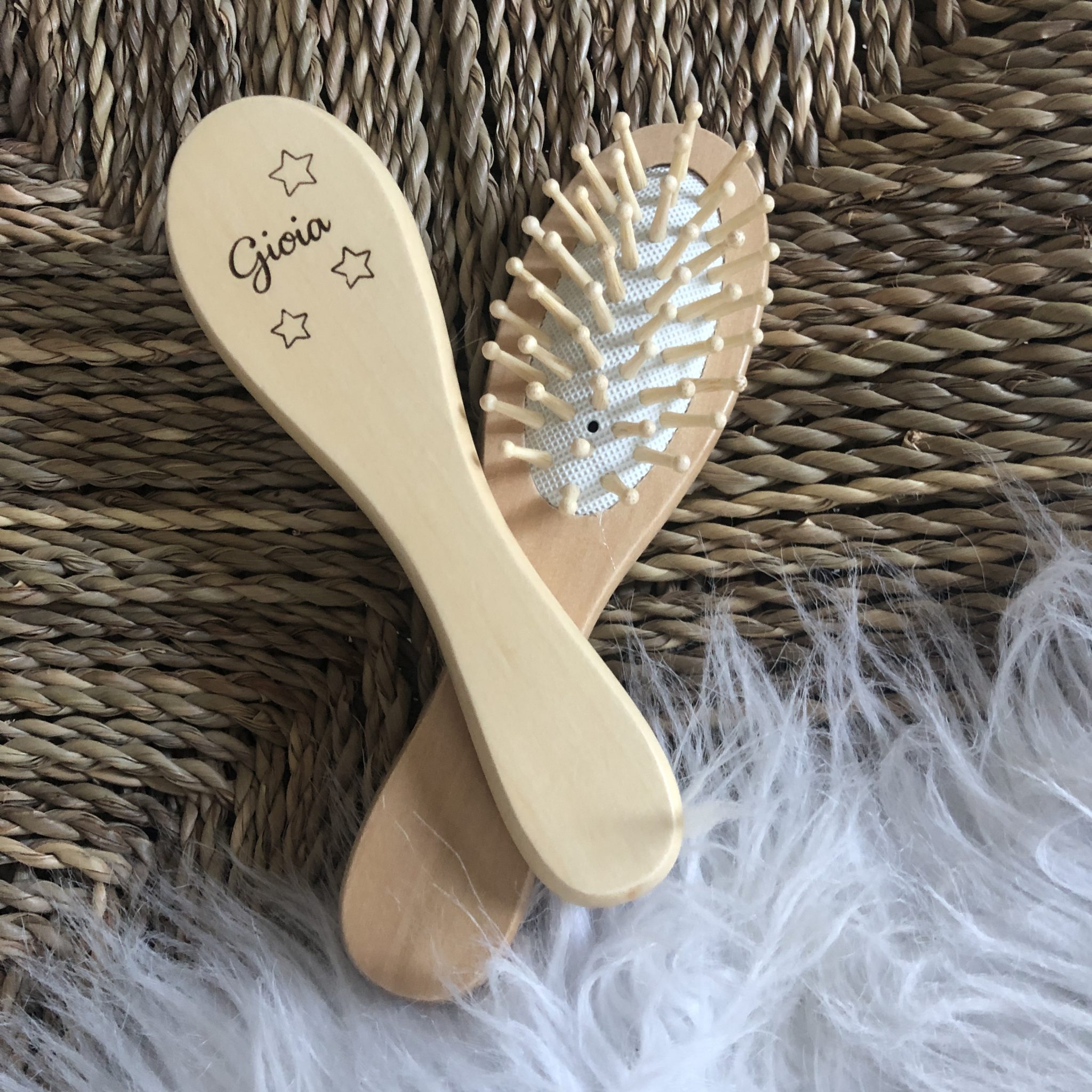 Brosse bébé en bois personnalisée : une jolie brosse à cheveux